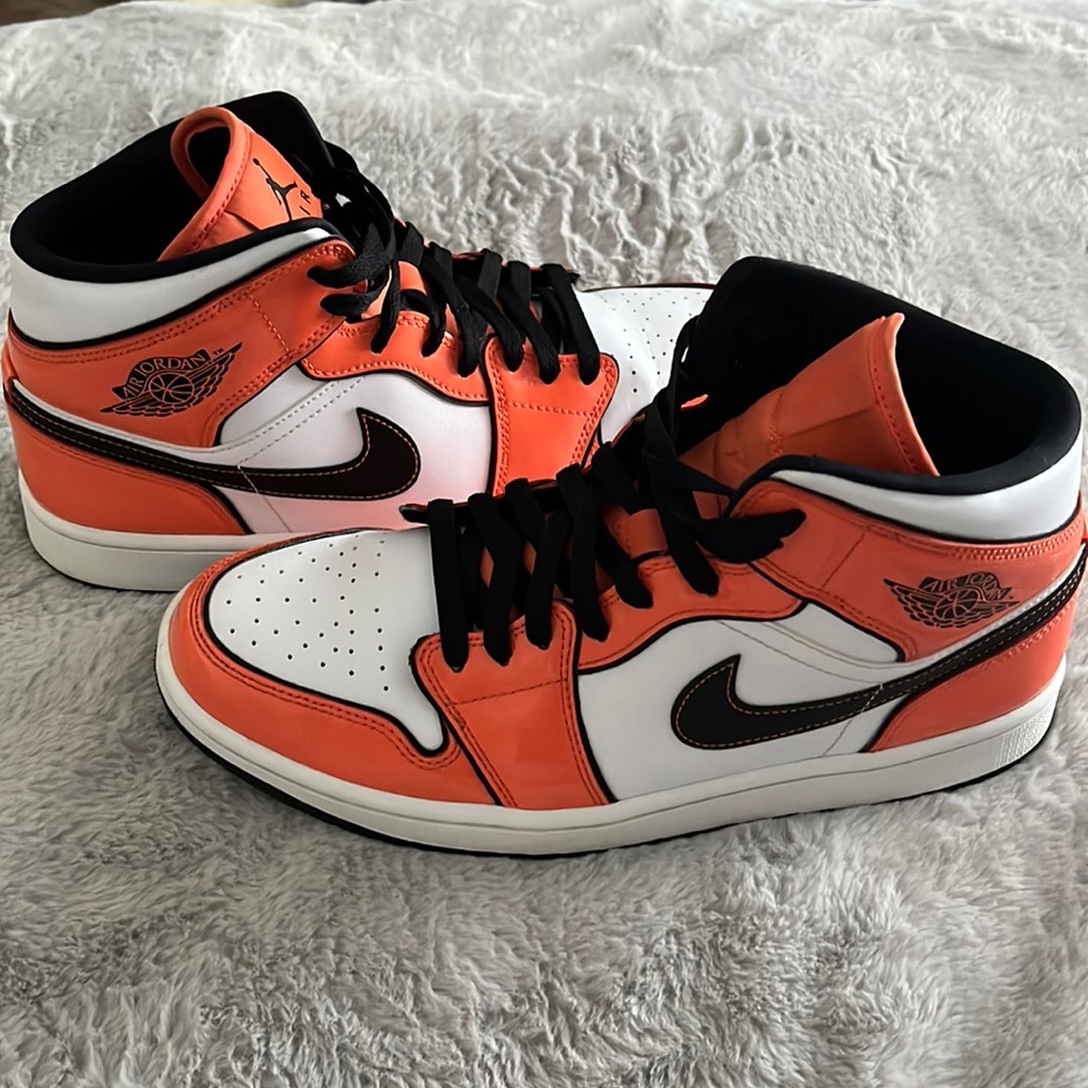 Air Jordan 1 mid se turf orange